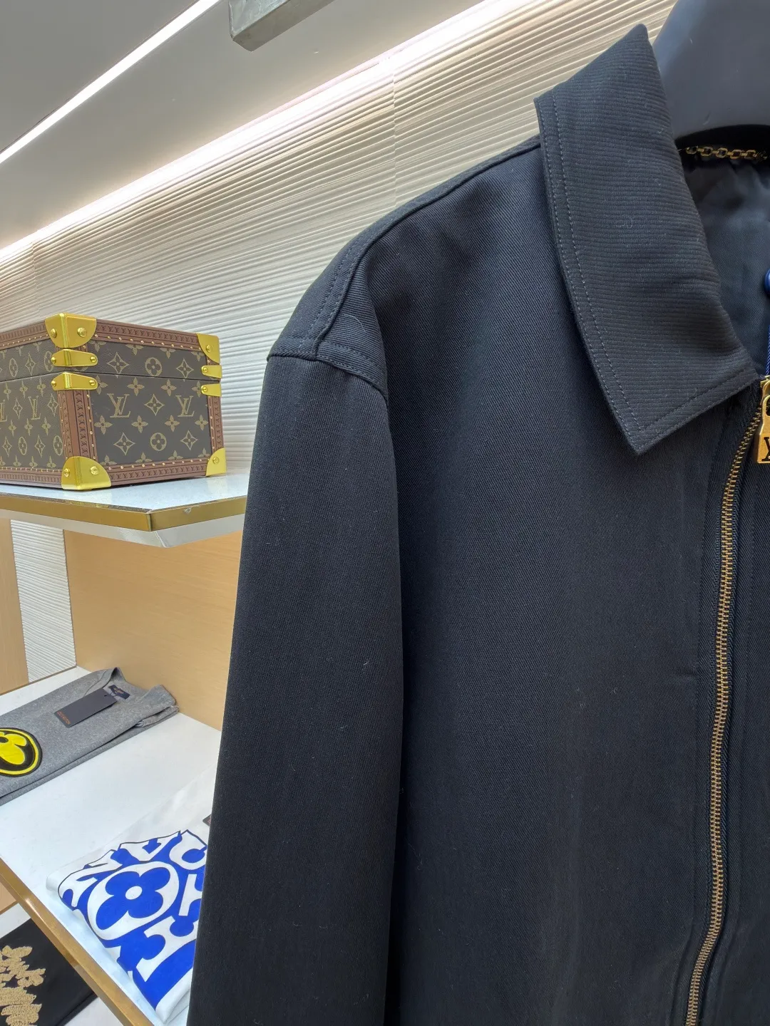 LOUIS VUITTON checkerboard pocket zipper jacket ●Item number: 1682123-B50 ●Material: cotton twill fabric ●Technology: heat-pressed lamination ●Color: black ●Version: fitted version ●Weight: about 860 grams ●Size: S-M-L-XL ●Description: This Louis Vuitton black lapel zipper jacket shows the brand's exquisite craftsmanship. The body is made of high-density twill fabric. It has been pre-shrunk and shaped and ironed to give the fabric a crisp silhouette and wrinkle resistance, smooth touch and excellent wear resistance. The placket is equipped with a customized metal zipper. The zipper teeth are precision polished and gold-plated, making it smooth and durable. The zipper head is engraved with the brand's classic logo, and the details highlight the texture. The body pockets are made with welt bag technology, and the edges of the pockets are reinforced with double-needle stitching, which not only ensures practicality but also makes the fit neater. The chest patch pockets are spliced ​​with fabrics of different textures, and the hot-pressing lamination process makes the splices smooth and free of glue marks. The lapel part has been three-dimensionally cut and hand-drawn to fit the neck line and is not easily deformed. Every stitch follows strict stitch length standards, perfectly combining simple design with exquisite craftsmanship. The overall wiring is straight and delicate, the fabric is comfortable and soft, and the color is consistent without color difference. It can be matched with the same style to create a fashionable look and control various occasions. Customized accessories, complete with three standards, same style for men and women!